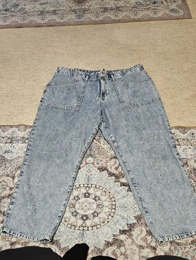 torrid Light Blue Acid-Wash Cropped Jeans with Front Patch Pockets